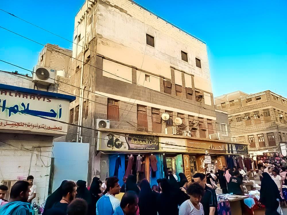 للبيع عمارة تجارية في شارع الحب الشيخ عثمان عدن